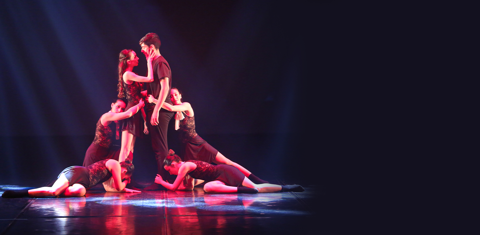 Gruppo di allievi in una coreografia di danza moderna