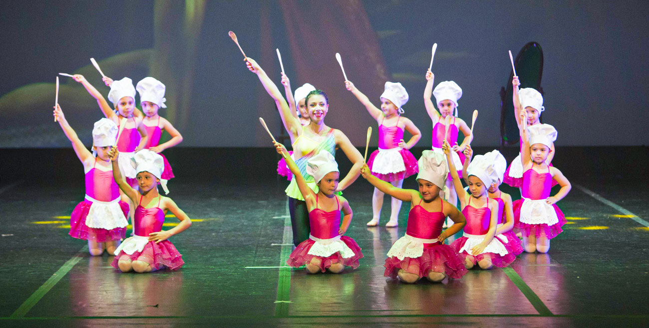 Bambine di gioco danza in scena con costumi rosa