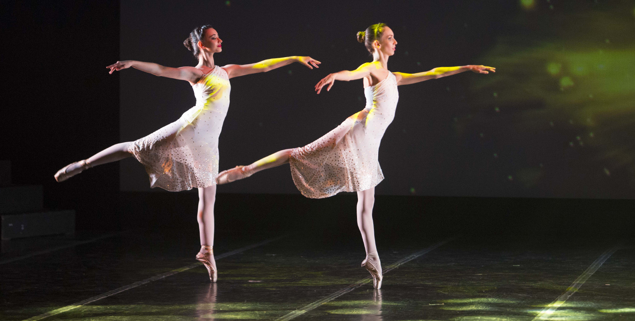 Due ballerine sulle punte in arabesque
