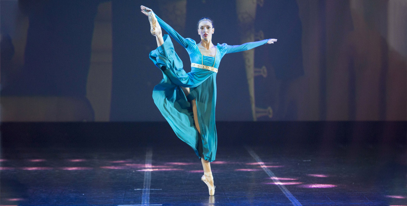 Assolo di danza classica sulle punte con abito azzurro